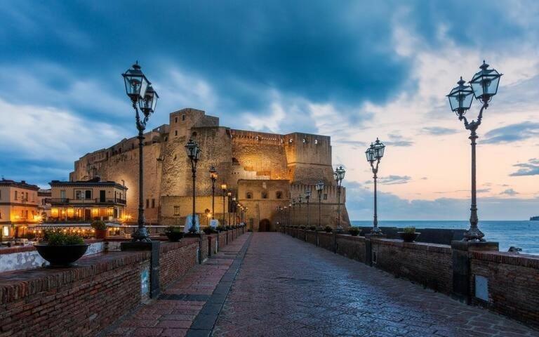 Vesuvius Suite - Elegante Appartamento In Centro Naples Exterior photo